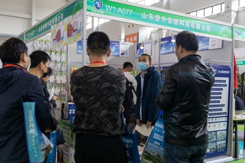 东北沈阳校服园服与职业服装定制博览会展会现场图片